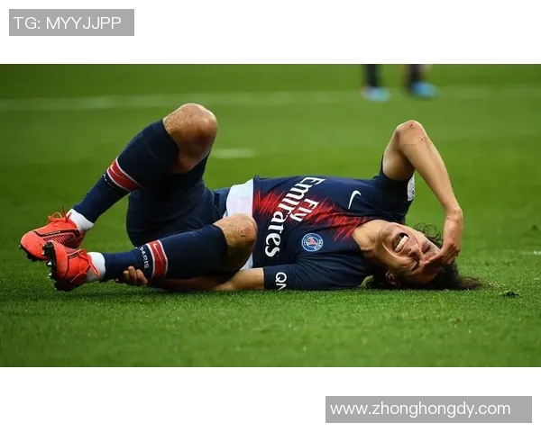 足球明星受伤瞬间的戏剧性表演与球迷情感的交织分析