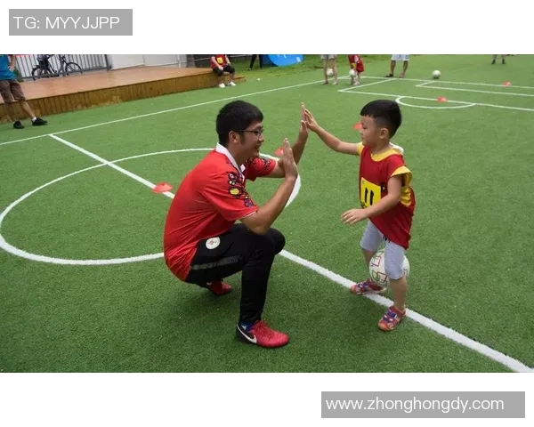 足球明星在家陪伴孩子成长的温馨时光与亲子互动的快乐瞬间