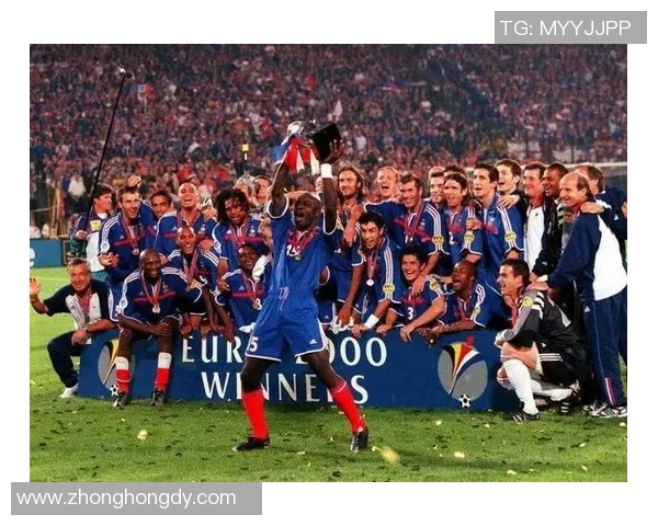 足球明星齐聚庆祝夺冠瞬间精彩图片回顾与感动时刻分享